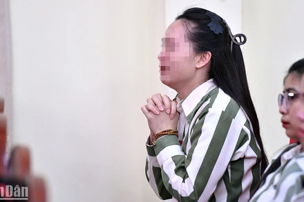 T.T.Y, nữ phạm nhân òa khóc khi nhìn thấy hình ảnh của bố mẹ trên màn hình lớn tại hội trường trại giam Quyết Tiến. 