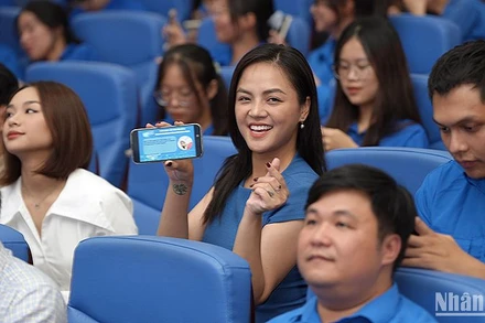 Nữ diễn viên Thu Quỳnh, đoàn viên Đoàn thanh niên Nhà hát Tuổi trẻ cùng các nghệ sĩ trẻ tham gia Lễ phát động Cuộc vận động "Ứng xử văn minh trên không gian mạng".