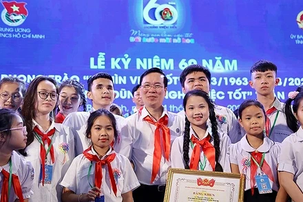 Chủ tịch nước Võ Văn Thưởng và các đại biểu thiếu nhi tại Lễ kỷ niệm 60 năm phong trào "Nghìn việc tốt" - 1 trong 10 sự kiện, hoạt động tiêu biểu của công tác Đoàn và phong trào thanh, thiếu nhi năm 2023.