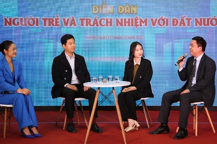 Các diễn giả chia sẻ ý kiến tại diễn đàn. 