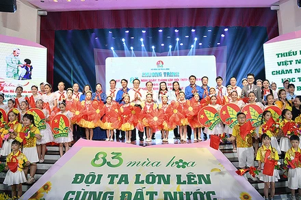 Đại diện các bộ, ban, ngành, đoàn thể cùng thiếu nhi chụp hình lưu niệm tại buổi lễ.