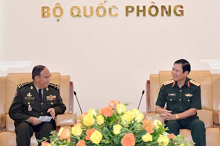 Thượng tướng Nguyễn Tân Cương (bên phải) trao đổi ý kiến với Đại tướng Mao Sophan tại buổi tiếp.