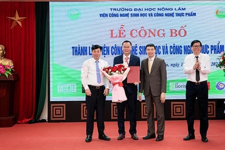 Giáo sư Tiến sĩ Nguyễn Thế Hùng, Chủ tịch Hội đồng Trường đại học Nông Lâm Thái Nguyên trao Quyết định, Phó Giáo sư Tiến sĩ Nguyễn Hưng Quang, Hiệu trưởng Trường đại học Nông Lâm Thái Nguyên tặng hoa chúc mừng Tiến sĩ Lương Hùng Tiến, Viện trưởng đầu tiên của Viện Công nghệ sinh học và công nghệ thực phẩm. 