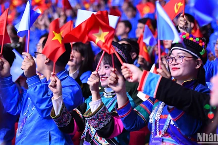 Các nữ đại biểu người dân tộc thiểu số trong trang phục truyền thống tại Đại hội.