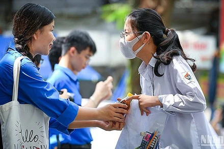 Tình nguyện viên chương trình "Tiếp sức mùa thi" hỗ trợ thí sinh trong kỳ thi tốt nghiệp trung học phổ thông.