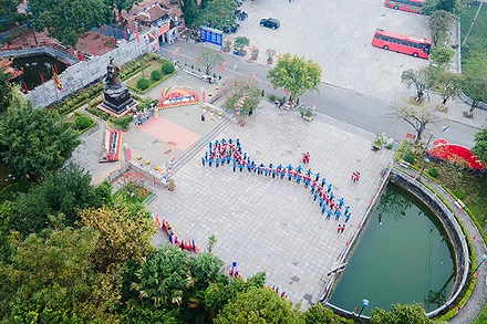 Các đại biểu dự Đại hội và thiếu nhi địa phương xếp hình bản đồ Tổ quốc tại tượng đài Hoàng thái hậu Ỷ Lan (xã Dương Xá).