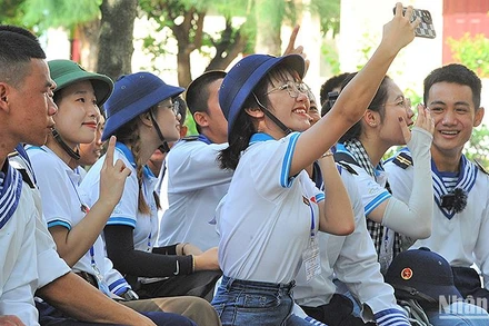 Đại biểu sinh viên ưu tú giao lưu cùng các chiến sĩ trẻ tại quần đảo Trường Sa (tỉnh Khánh Hòa).