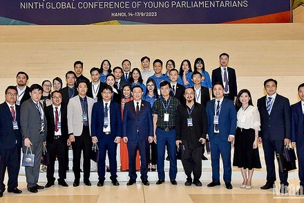 Chủ tịch Quốc hội Vương Đình Huệ cùng đại diện Ban tổ chức Hội nghị và các đại biểu thanh niên Việt Nam tiêu biểu.