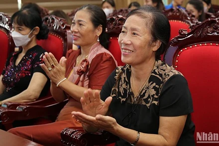 Người cao tuổi hào hứng tham gia chương trình tập huấn.