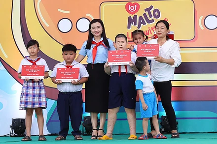 Đồng chí Nguyễn Phạm Duy Trang (thứ 3 từ trái sang) trao kinh phí tặng thiếu nhi, đại diện gia đình thiếu nhi mồ côi do đại dịch Covid-19. 