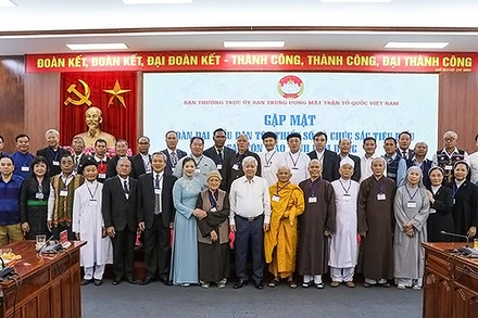 Chủ tịch Ủy ban Trung ương Mặt trận Tổ quốc Việt Nam Đỗ Văn Chiến và Đoàn đại biểu dân tộc thiểu số, chức sắc tiêu biểu các tôn giáo tỉnh Lâm Đồng tại buổi gặp mặt.