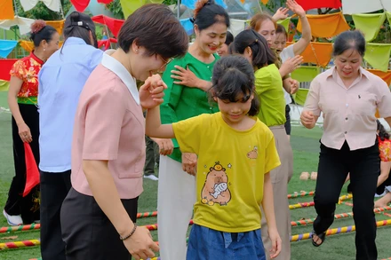 Thiếu nhi và phụ huynh vui chơi trong khu vực lều diều của chương trình.