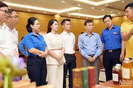 Thanh niên chủ các dự án khởi nghiệp tại Cuộc thi thuyết trình, giới thiệu ý tưởng, sản phẩm trước Ban giám khảo, Ban tổ chức. 