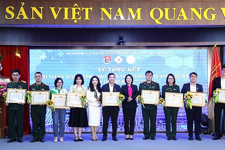 Đại diện Ban tổ chức Hội thi trao giải nhất tặng các đơn vị.