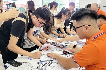 Sinh viên cung cấp thông tin để xây dựng hồ sơ tuyển dụng ngay tại Ngày hội. 