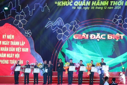 Các đồng chí đại diện Ban tổ chức trao giải Đặc biệt tặng các tác giả xuất sắc. 