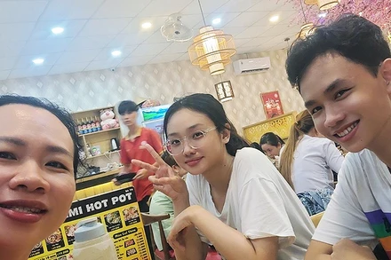 Trần Minh Đạt cùng mẹ và chị gái. (ảnh do nhân vật cung cấp)