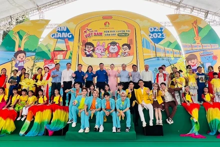 Đại diện ban tổ chức, các đại sứ chương trình và thiếu nhi tại Ngày hội. 