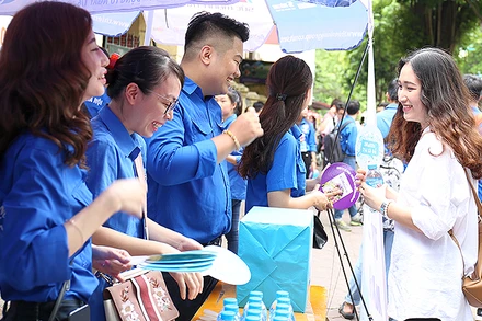 Thí sinh phấn khởi khi nhận sự hỗ trợ từ các tình nguyện viên "Tiếp sức mùa thi" - một trong những chương trình mũi nhọn của tổ chức Đoàn khối trường học. 