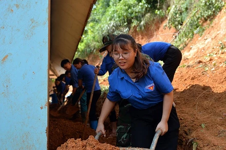 Đoàn viên, thanh niên tình nguyện khắc phục hậu quả bão số 3 tại các địa phương vùng cao.