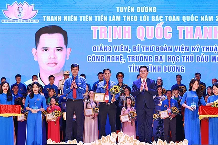 Các đồng chí Nguyễn Trọng Nghĩa, Bùi Quang Huy (từ phải qua, hàng đầu) trao phần thưởng tặng các "Thanh niên tiên tiến làm theo lời Bác" toàn quốc lần thứ VII.