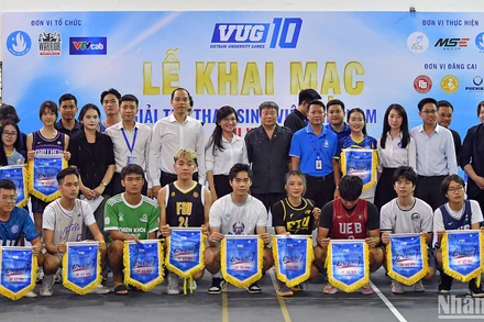 Các thành viên Ban tổ chức, Ban Giám khảo, Tổ trọng tài và đại diện các đội tuyển tại buổi lễ.