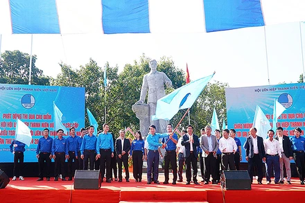 Bí thư Thường trực Trung ương Đoàn, Chủ tịch Hội Liên hiệp Thanh niên Việt Nam Nguyễn Ngọc Lương (ở giữa) cùng các đại biểu thực hiện nghi thức phát động chương trình "Tình nguyện mùa đông" và "Xuân tình nguyện" năm 2024.