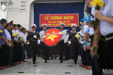 Các đại biểu thành kính, nghiêm trang dự lễ tưởng niệm các anh hùng liệt sĩ hy sinh tại quần đảo Trường Sa.