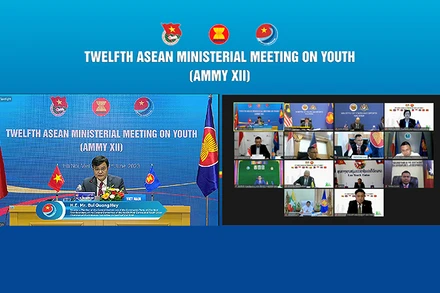 Đồng chí Bùi Quang Huy (trái) phát biểu ý kiến tại Hội nghị.