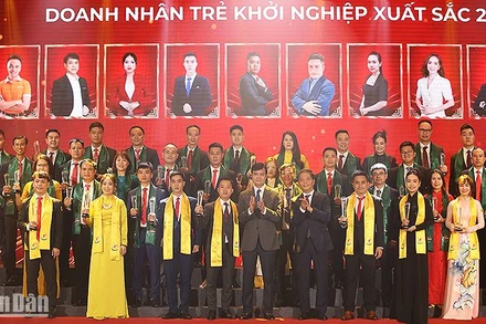 Các đồng chí Trần Tuấn Anh, Bùi Quang Huy (thứ 5 và 6 từ phải sang, hàng đầu) trao danh hiệu tặng các Doanh nhân trẻ khởi nghiệp xuất sắc năm 2023. 