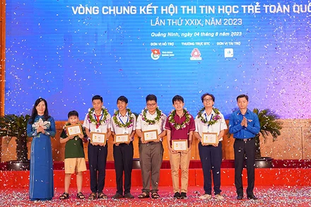 Bí thư Trung ương Đoàn, Chủ tịch Hội Sinh viên Việt Nam Nguyễn Minh Triết (ngoài cùng bên phải) trao Huy hiệu "Tuổi trẻ sáng tạo" tặng 6 thí sinh giành giải Nhất Hội thi Tin học trẻ toàn quốc lần thứ 29, năm 2023.