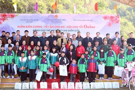 Đại diện các bộ, ban, ngành, đoàn thể trao quà, học bổng tặng trẻ em huyện Tràng Định.