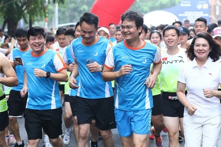 Đại diện các bộ, ngành, đoàn thể chạy hưởng ứng chặng 12 chương trình "Những bước chân vì cộng đồng". 