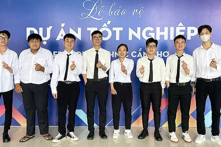 Nhiều người có thể nhầm lẫn khi gặp thầy giáo Phan Văn Tính (thứ 4 từ trái sang) cùng học trò bởi khoảng cách độ tuổi.