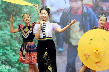 Tiết mục nghệ thuật của thiếu nhi ưu tú các tỉnh, thành phố tại Hội nghị.