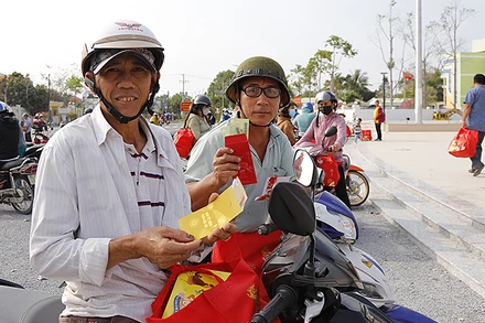 Người dân có hoàn cảnh khó khăn sau khi tham gia trò chơi hái lộc trong khuôn khổ chương trình "Tết sẻ chia, năm Rồng khởi sắc".