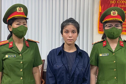 Nguyễn Đỗ Trúc Phương (giữa) tại cơ quan chức năng.