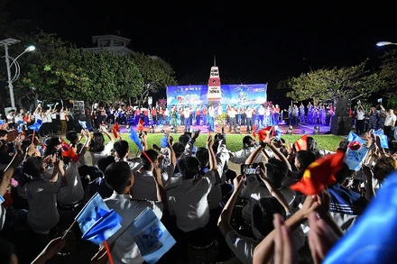 Sinh viên tiêu biểu, xuất sắc tham gia Hành trình "Sinh viên với biển, đảo Tổ quốc" tại huyện đảo Trường Sa (tỉnh Khánh Hòa).