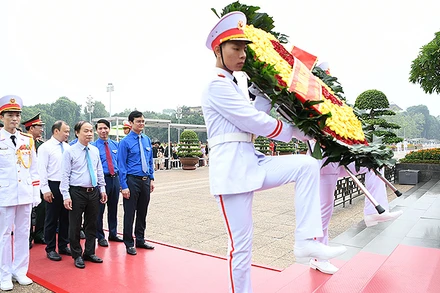 Đoàn đại biểu Đại hội Thanh niên tiên tiến làm theo lời Bác lần thứ VII - năm 2023 vào Lăng viếng Bác.
