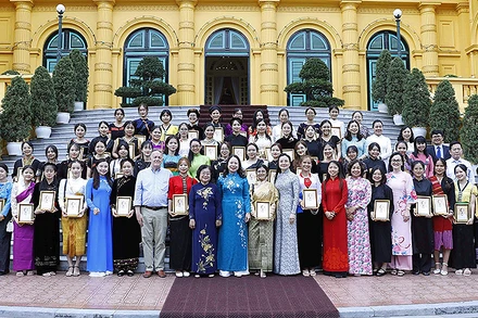 Phó Chủ tịch nước Võ Thị Ánh Xuân cùng các đại biểu tại buổi gặp mặt. (Ảnh: An Đăng/TTXVN)