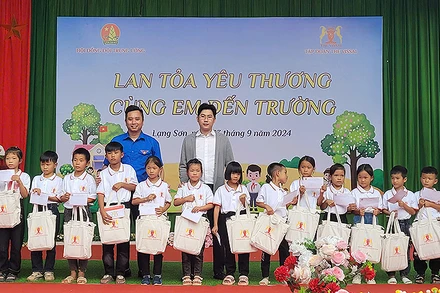 Đại diện Ban tổ chức chương trình trao quà, học bổng tặng thiếu nhi địa phương.