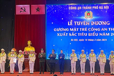 Trung tướng Nguyễn Hải Trung (đứng giữa) cùng đại diện Ban Thanh niên Công an nhân dân, Thành đoàn Hà Nội tuyên dương các Gương mặt trẻ Công an Thủ đô xuất sắc, tiêu biểu năm 2023.