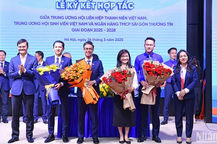 Đồng chí Bùi Quang Huy, Ủy viên dự khuyết Trung ương Đảng, Bí thư thứ nhất Trung ương Đoàn (ngoài cùng bên trái) trao hoa tặng đại diện các bên liên quan tại buổi lễ.