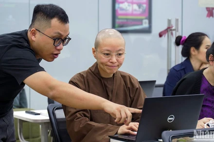 Các chuyên gia hỗ trợ sư cô T.Đ tại lớp học về AI.