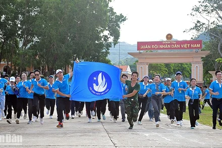 Lá cờ của Hội Sinh viên Việt Nam tung bay trong Giải chạy VUG Running trên đảo Thổ Châu.