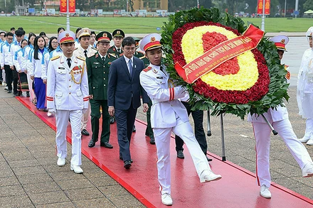 Đoàn đại biểu vào Lăng viếng Chủ tịch Hồ Chí Minh.