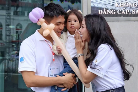 Gia đình bé Pamela Hải Đường tại Ngày hội.