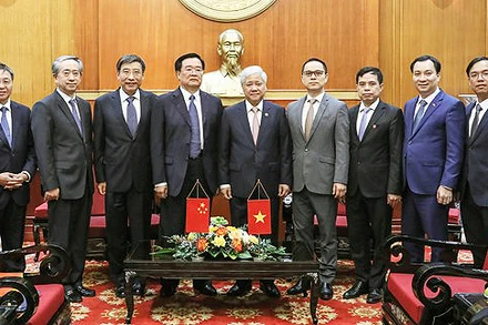 Các đồng chí Đỗ Văn Chiến, Vương Quốc Sinh (thứ 5 và 6 từ phải qua) cùng đại diện lãnh đạo Trung ương Mặt trận Tổ quốc Việt Nam, Chính hiệp toàn quốc Trung Quốc tại buổi tiếp. 