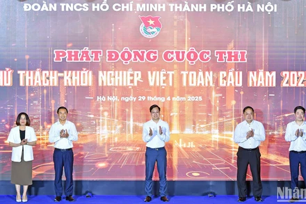 Đại diện Thành đoàn Hà Nội và các đơn vị liên quan thực hiện nghi lễ phát động Cuộc thi "Thử thách khởi nghiệp Việt toàn cầu" năm 2025.