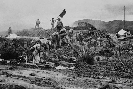 Ngày 7/5/1954, toàn bộ tập đoàn cứ điểm của địch ở Điện Biên Phủ đã bị quân ta tiêu diệt, lá cờ "Quyết chiến quyết thắng" đang phấp phới bay trên nóc hầm Đờ Cát. (Ảnh: TTXVN)